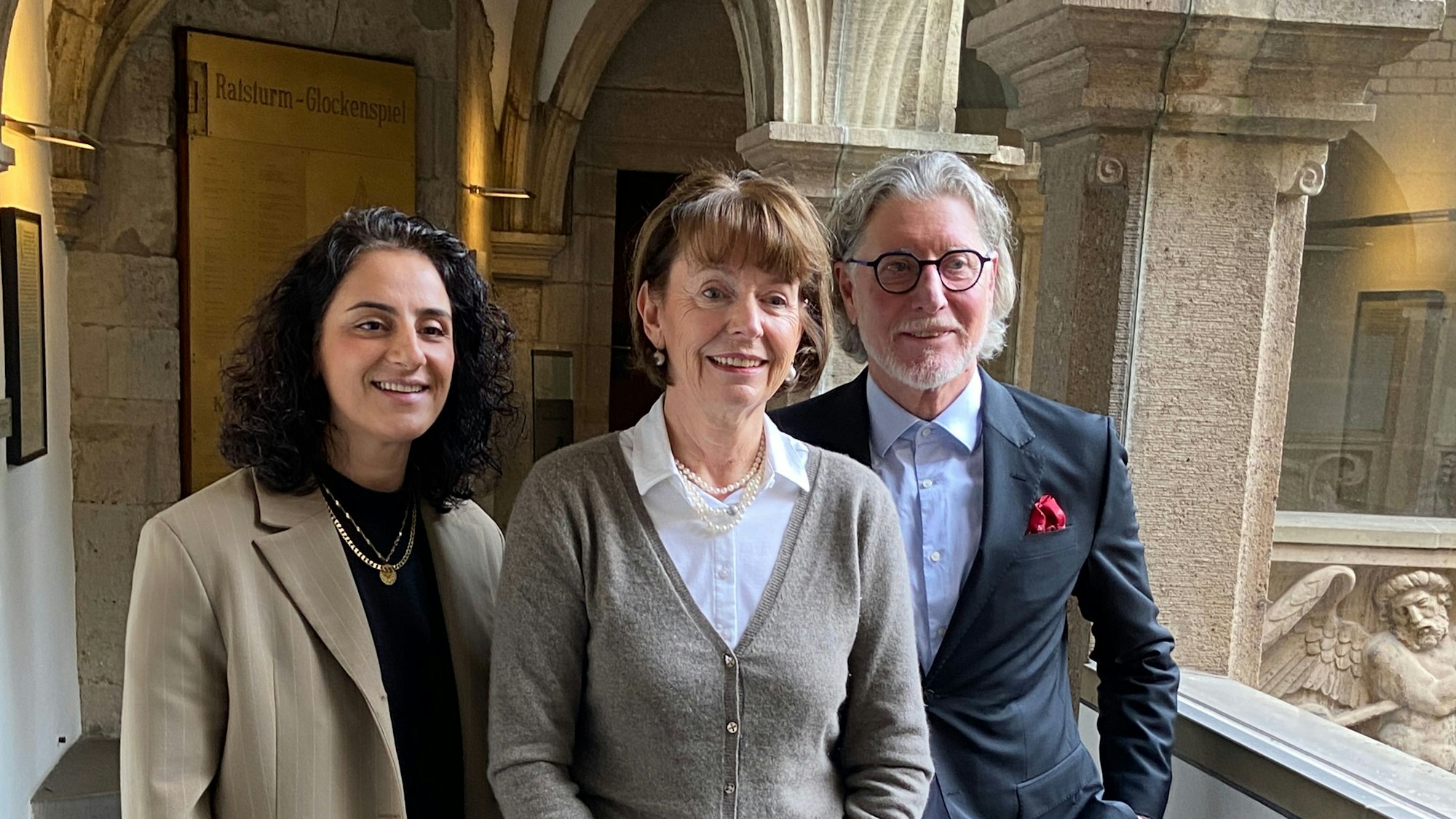 Das Bild zeigt die Ehrenamtspaten Tuğba Tekkal und Toni Schumacher zusammen mit Oberbürgermeisterin Henriette Reker.