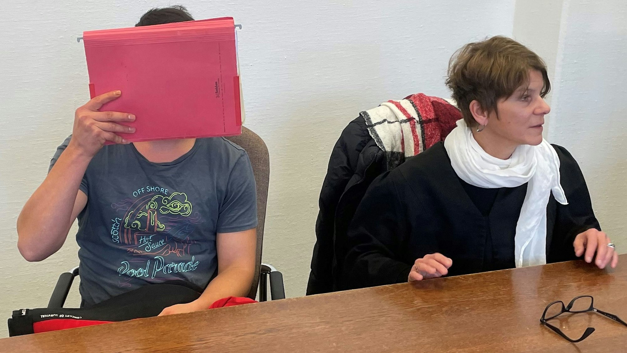 Der Angeklagte mit seiner Verteidigerin kurz vor dem Urteil im Landgericht Köln.