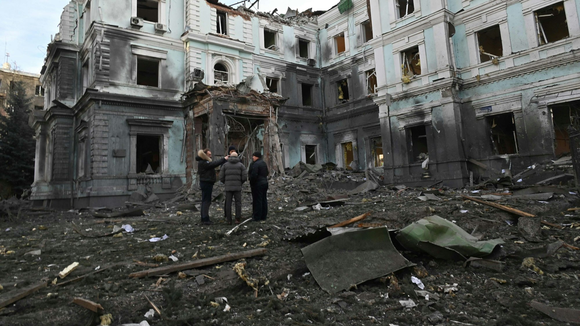 Am 24. Januar begutachtet eine Gruppe im ukrainischen Charkiw Schäden, die einen Tag zuvor russische Raketen angerichtet hatten.