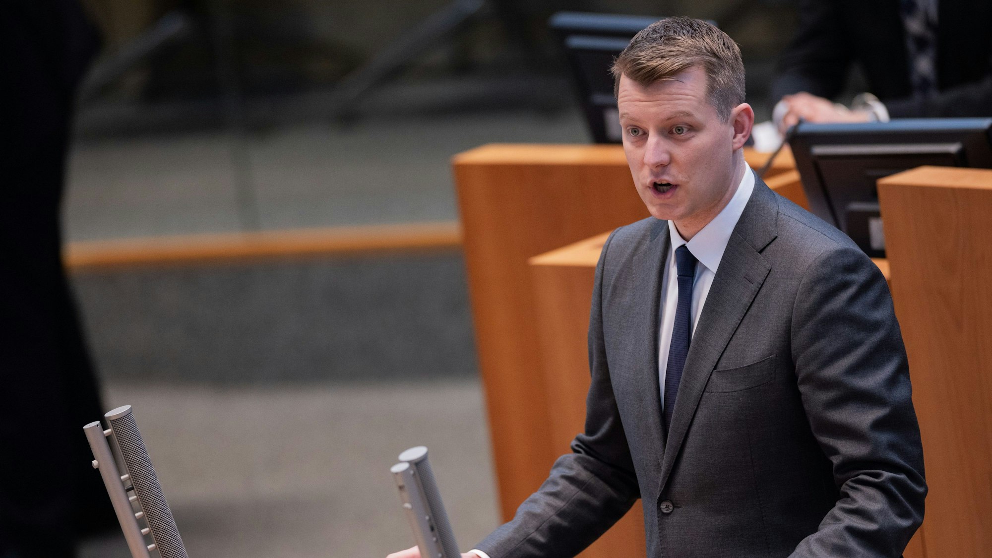 Henning Höne (FDP), Fraktionsvorsitzender, spricht in der Aktuellen Stunde im Landtag von Nordrhein-Westfalen.