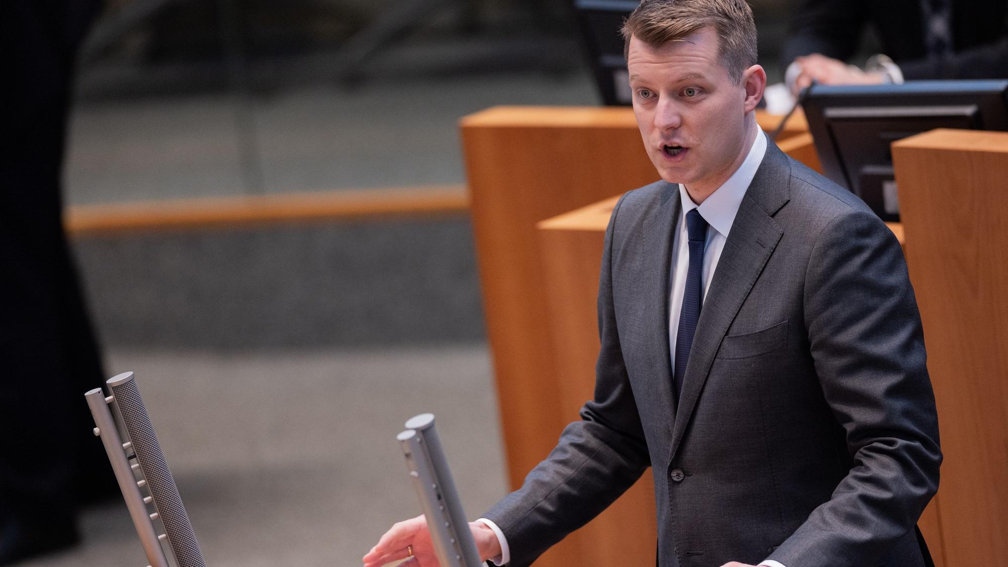 Henning Höne (FDP), Fraktionsvorsitzender, spricht in der Aktuellen Stunde im Landtag von Nordrhein-Westfalen zu den friedlichen Demonstrationen gegen Rechtsextremismus und die AfD der vergangenen Tage.