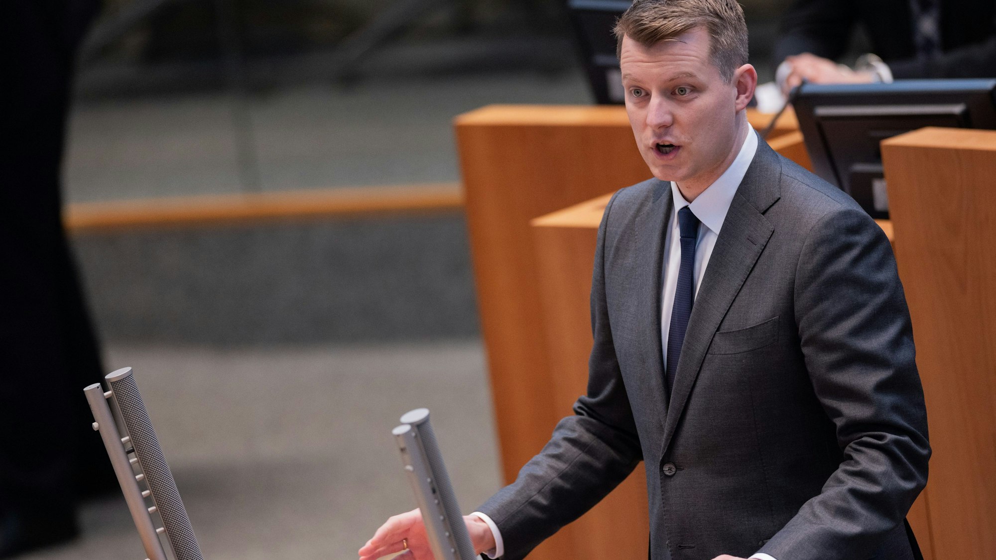 Henning Höne (FDP), Fraktionsvorsitzender, spricht in der Aktuellen Stunde im Landtag von Nordrhein-Westfalen zu den friedlichen Demonstrationen gegen Rechtsextremismus und die AfD der vergangenen Tage.