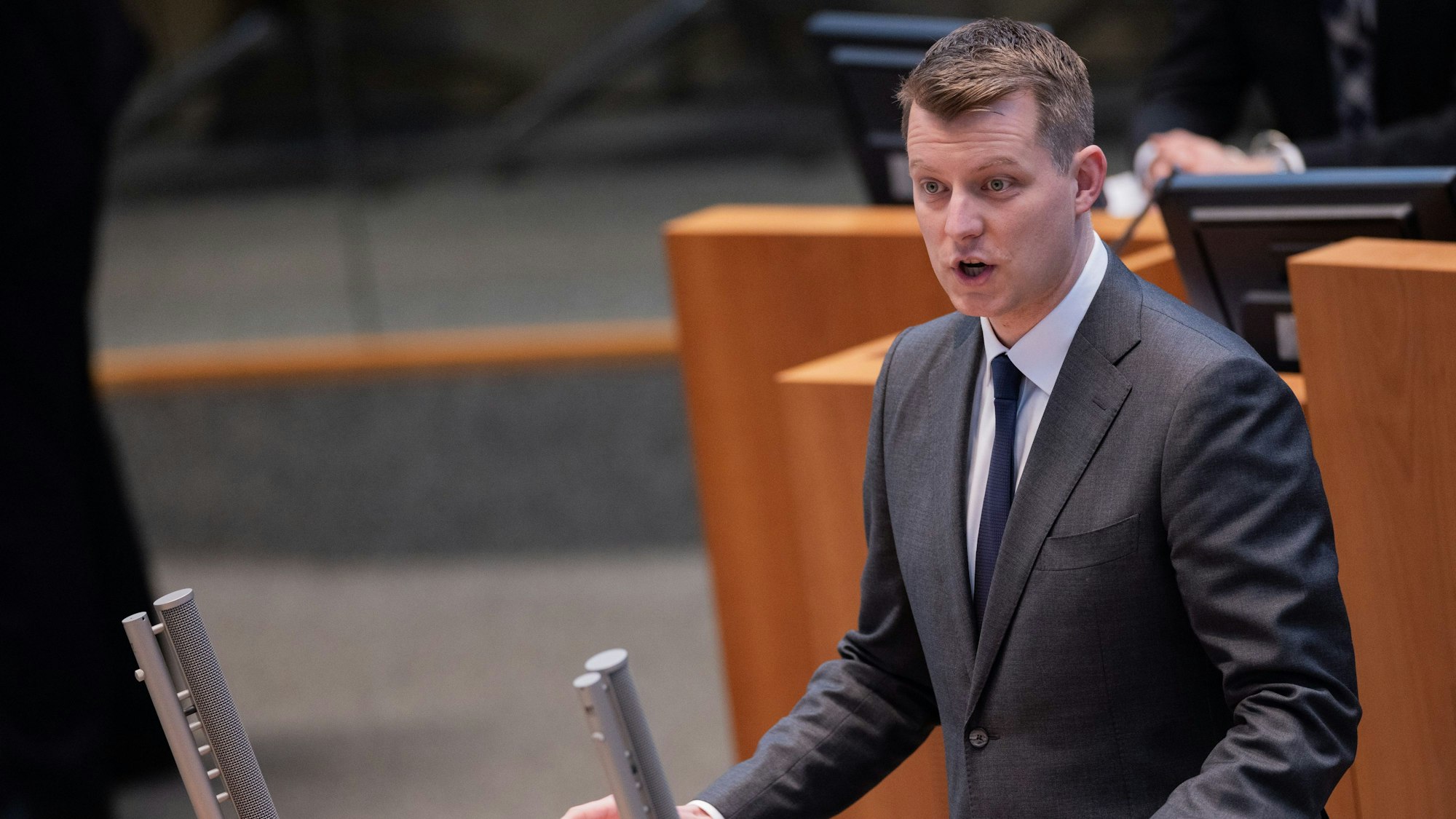 FDP-Fraktionschef Henning Höne spricht bei einer Aktuellen Stunde im Landtag von Nordrhein-Westfalen.