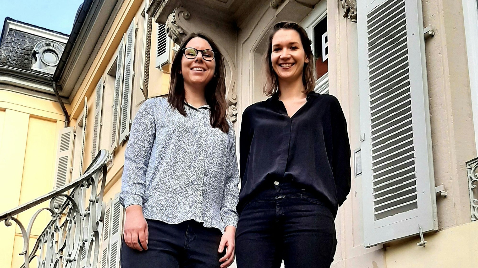 Ausstellung "An den Rändern" im Museum Morsbroich und dem Kunstverein Leverkusen, kuratiert von Miriam Edmunds (l.) aus Basel und Maxie Fischer aus Berlin.