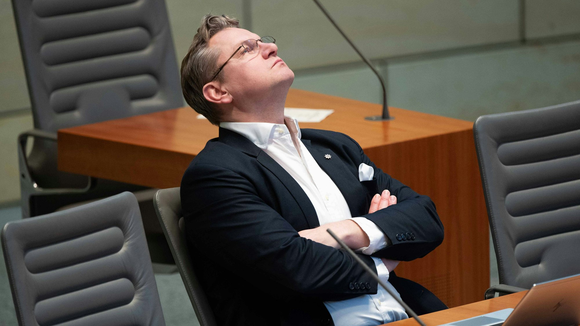 Prof. Dr. Daniel ZERBIN, AfD-Fraktion, sitzt im NRW-Landtag bei der Debatte über das Gesetz über die Feststellung des Haushaltsplans des Landes Nordrhein-Westfalen fuer das Haushaltsjahr 2024