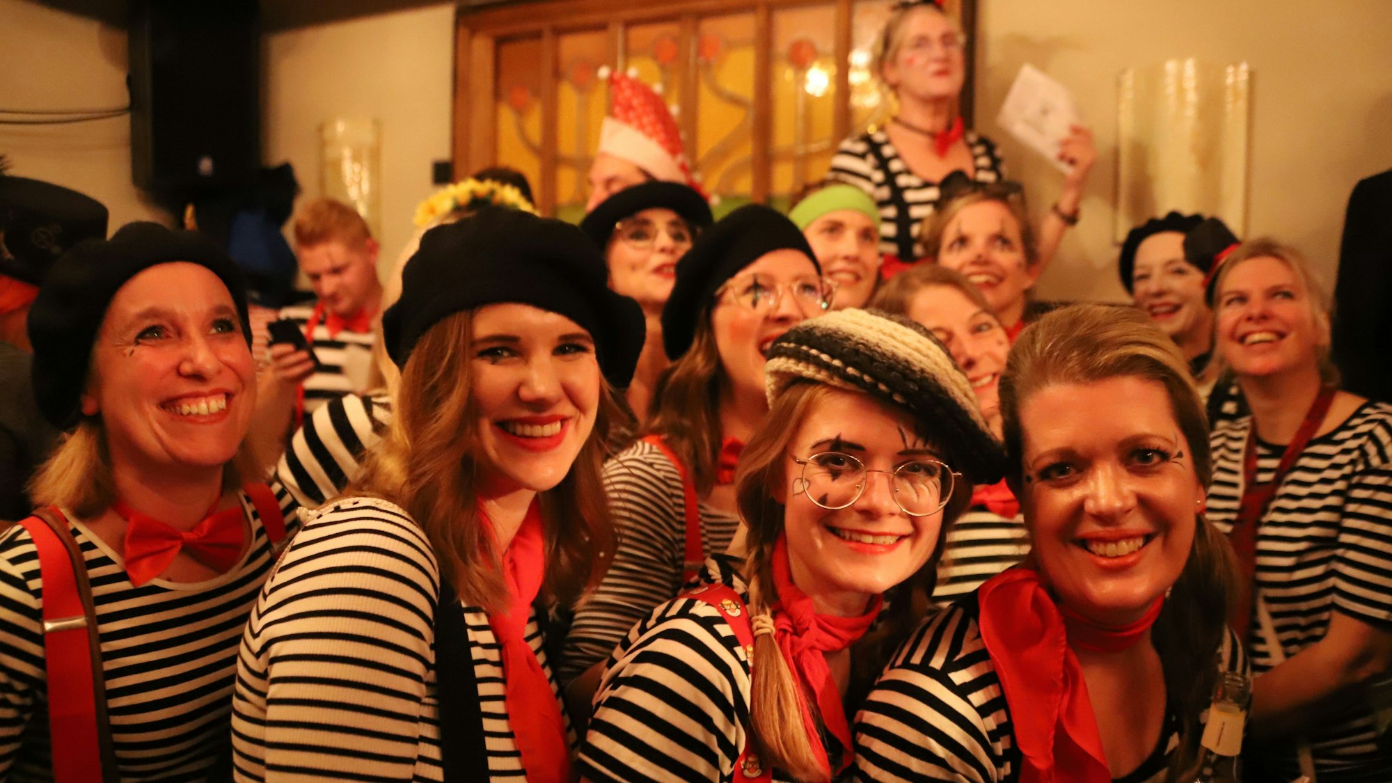 Ein Lehrerkollegium feierte ausgelassen mit bei der Vorstellung der 20 neuen Sessionshits.