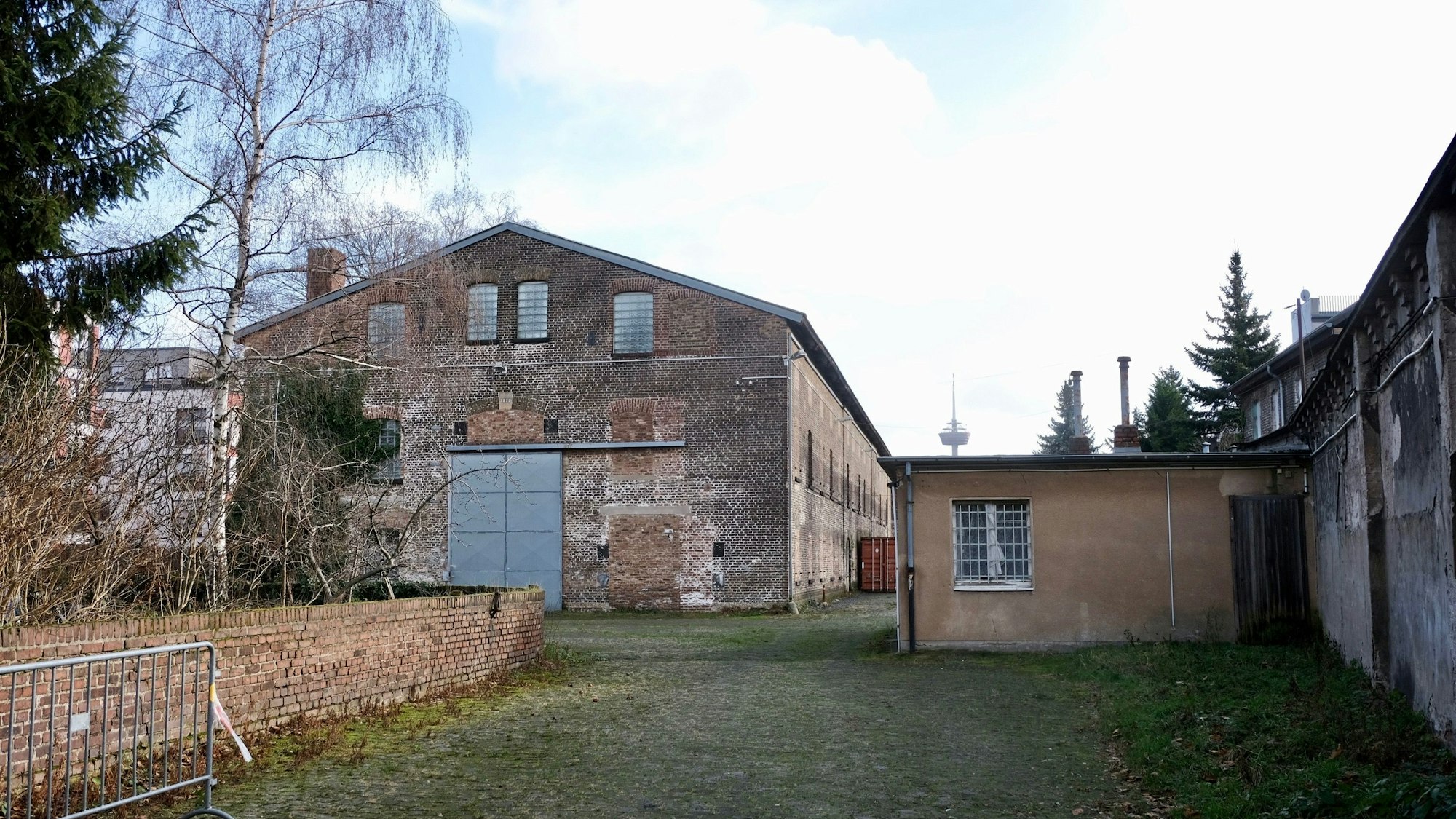 Eine massive Klinkerhalle ist zu sehen.