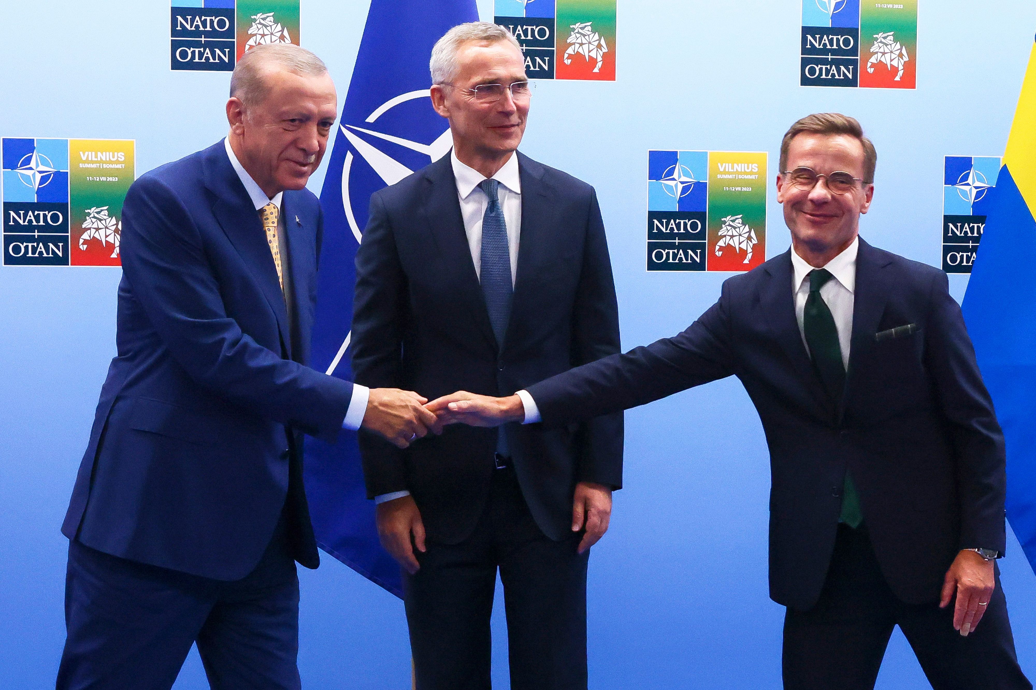 Recep Tayyip Erdogan, Präsident der Türkei, gibt Ulf Kristersson, Ministerpräsident von Schweden, die Hand, während Jens Stoltenberg, Generalsekretär der NATO, vor einem Treffen im Vorfeld des Nato-Gipfels zusieht.