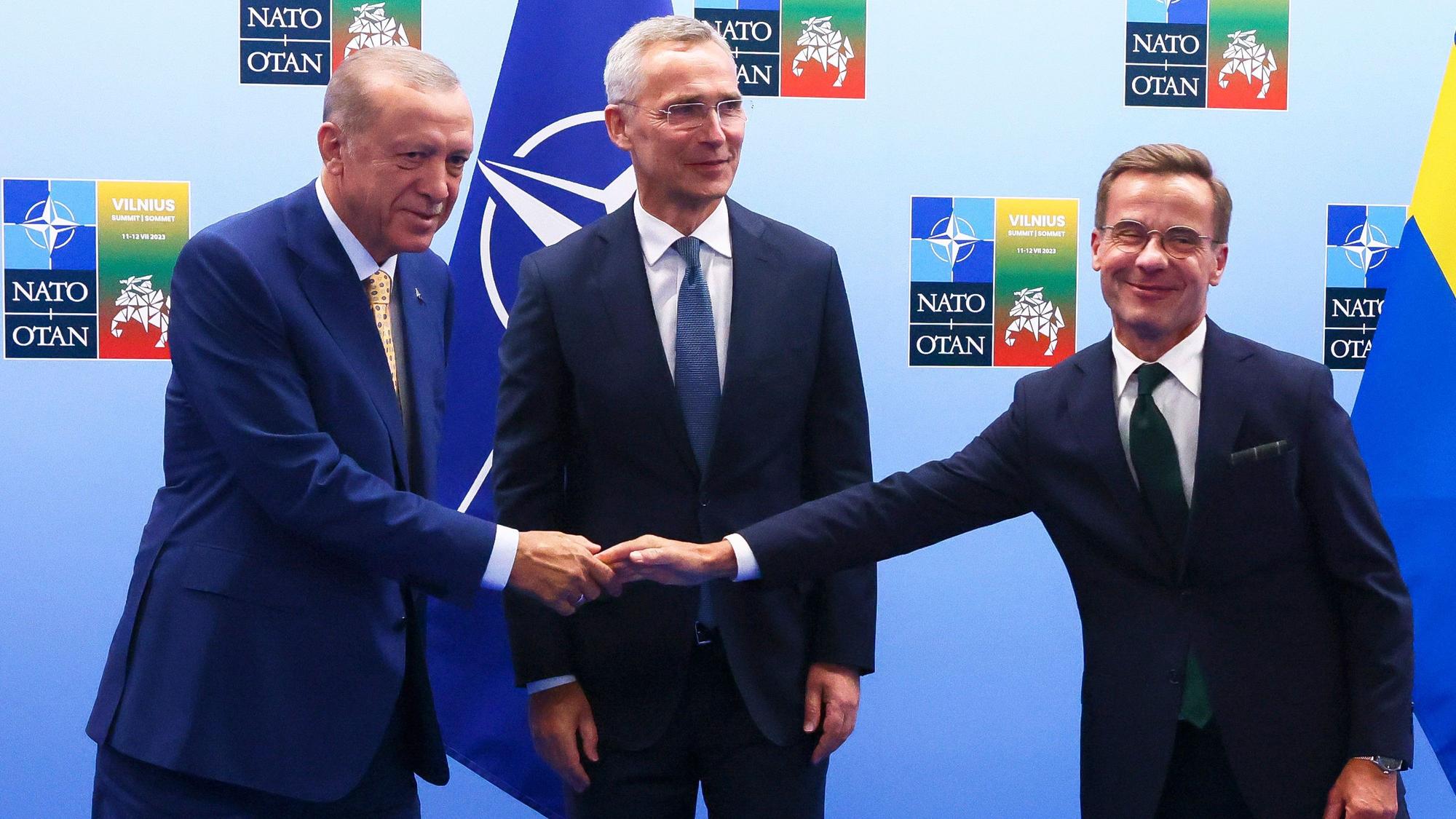 Recep Tayyip Erdogan, Präsident der Türkei, gibt Ulf Kristersson, Ministerpräsident von Schweden, die Hand, während Jens Stoltenberg, Generalsekretär der NATO, vor einem Treffen im Vorfeld des Nato-Gipfels zusieht.