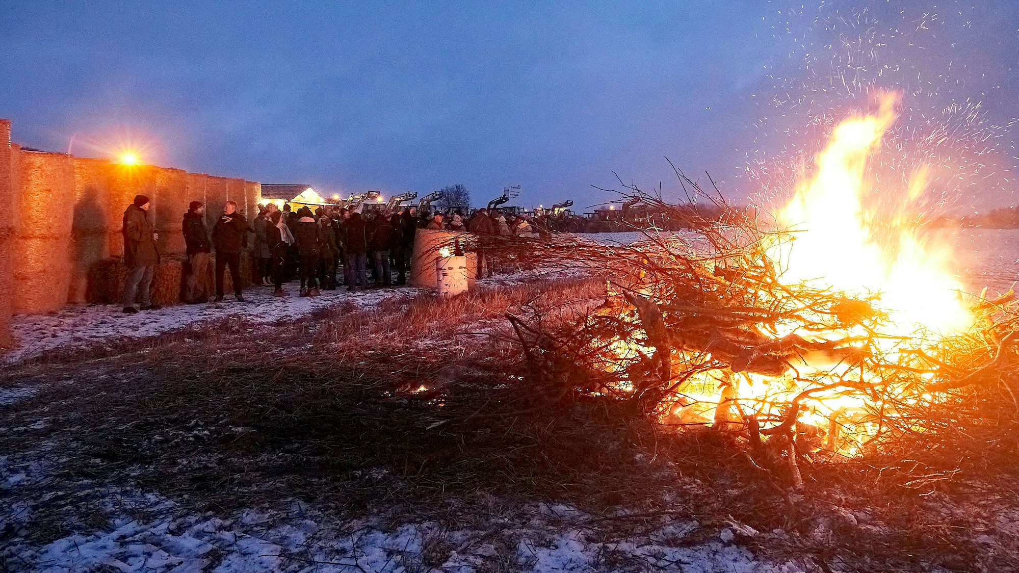 Mehrere hundert Besucher waren zu dem Mahnfeuer bei Wollenberg gekommen