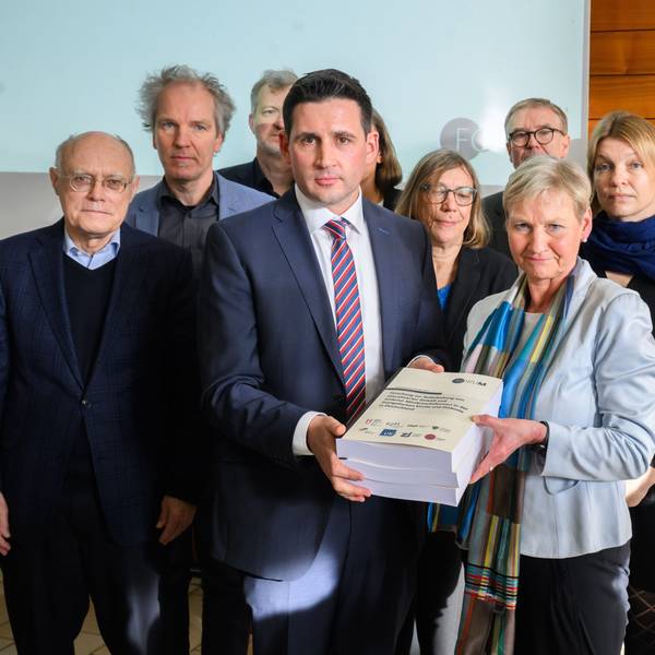 Martin Wazlawik, Koordinator des Forschungsverbundes ·ForuM·, übergibt in Hannover bei einer Pressekonferenz eine Studie zum Missbrauch in der evangelischen Kirche an Kirsten Fehrs, amtierende Vorsitzende des Rates der EKD.