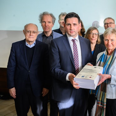 Martin Wazlawik, Koordinator des Forschungsverbundes ·ForuM·, übergibt in Hannover bei einer Pressekonferenz eine Studie zum Missbrauch in der evangelischen Kirche an Kirsten Fehrs, amtierende Vorsitzende des Rates der EKD.