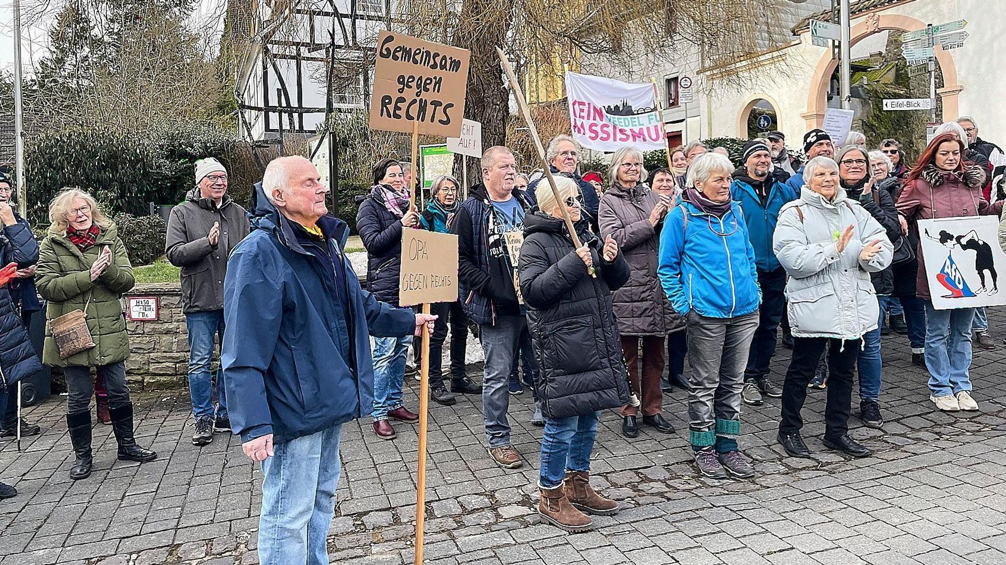 Einige Demonstranten stehen in Schleiden.