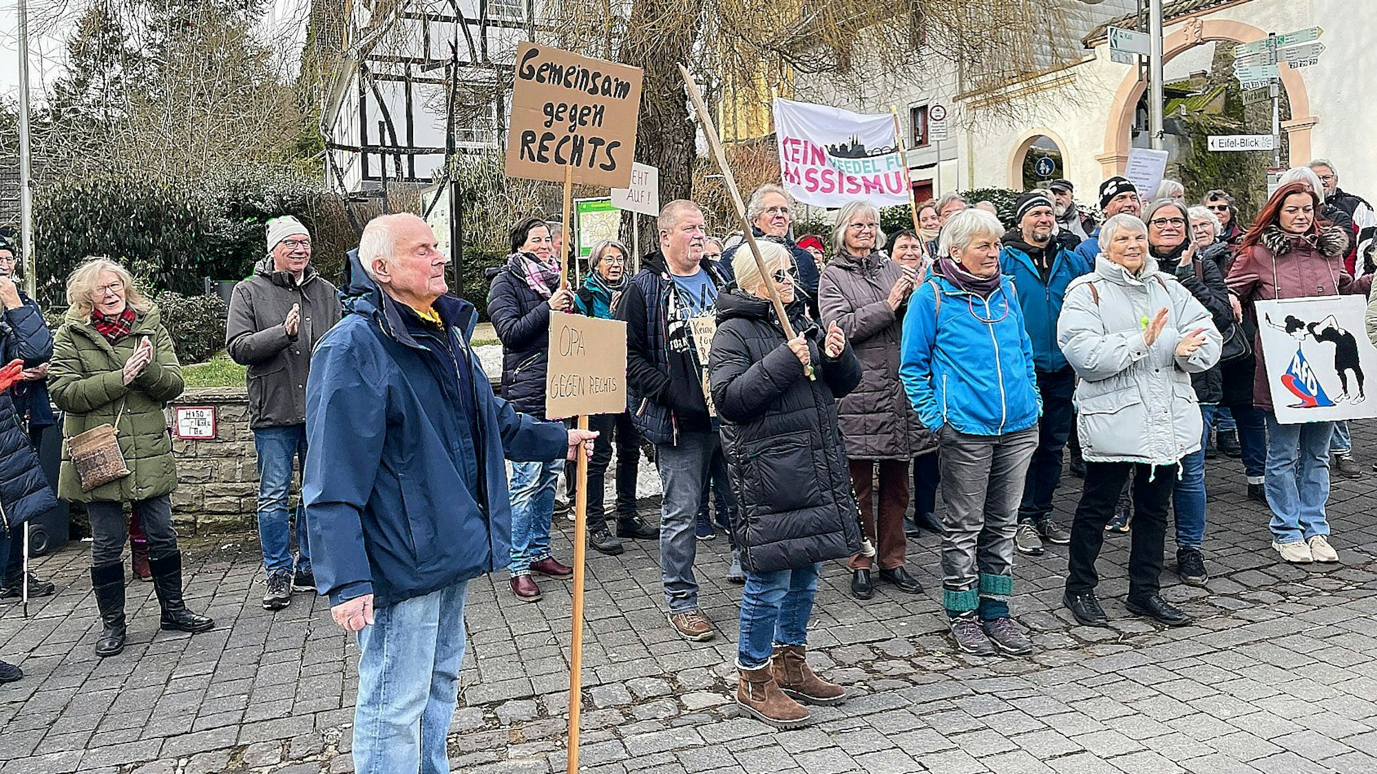 Einige Demonstranten stehen in Schleiden.