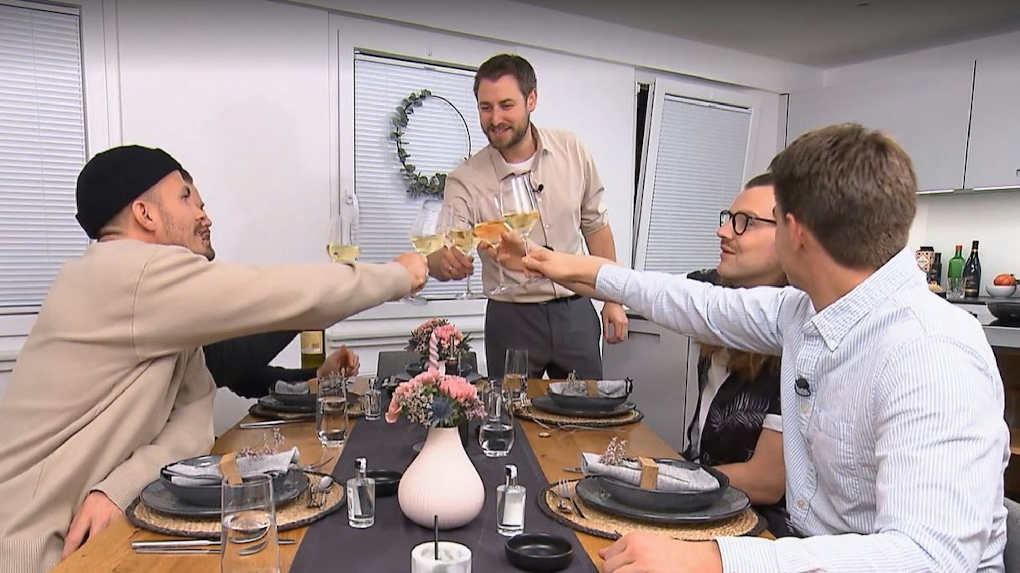 Das perfekte Dinner-Gastgeber Thomas empfängt seine Gästes in seinem Haus in Bonn-Duisdorf.