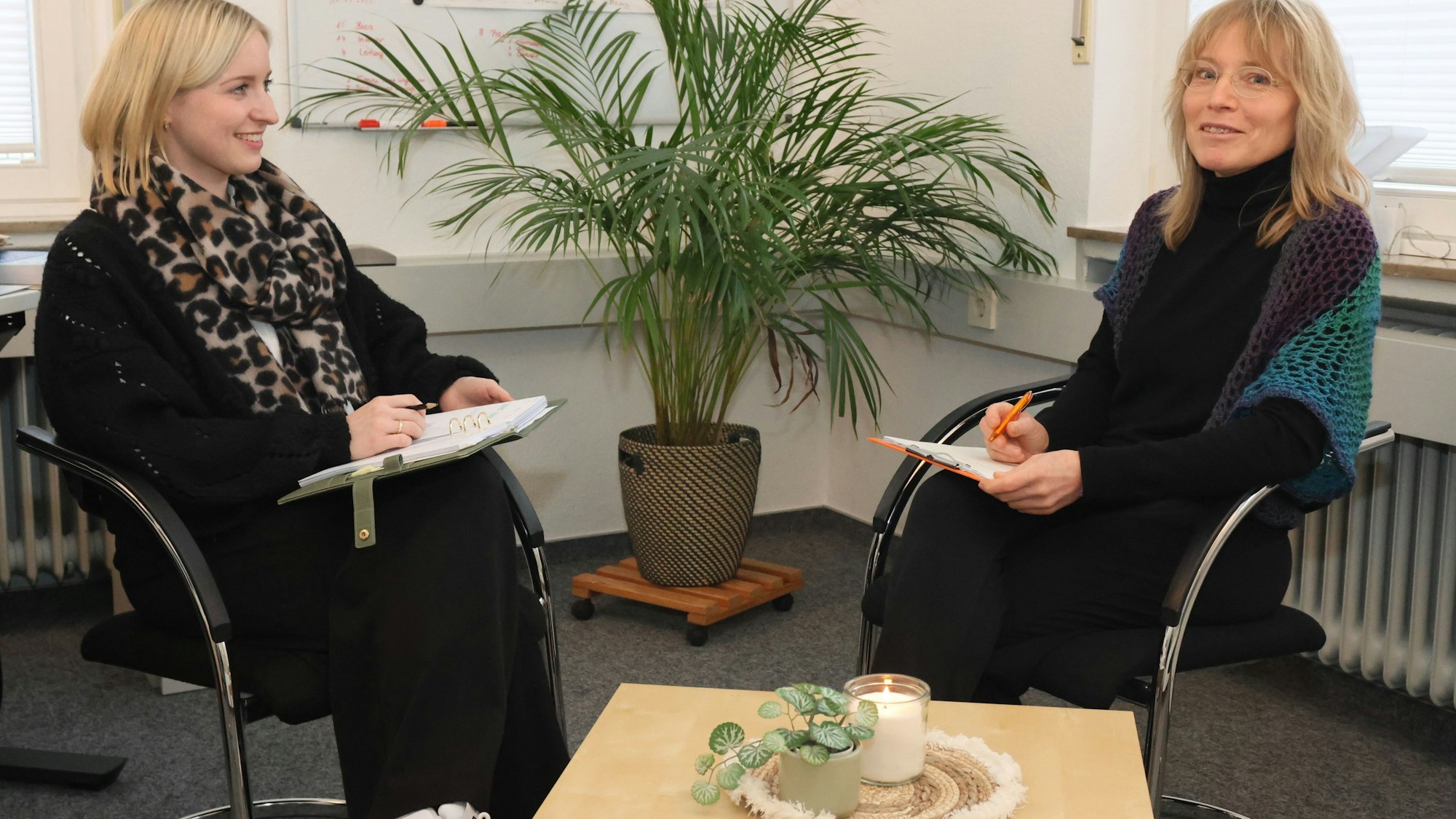 Geben Hilfestellung in der Präventionsarbeit für den Evangelischen Kirchenkreis An der Agger: Melina Kyranoudis (links) und Dunja Kutzschbach von der Beratungsstelle „Haus für Alle“ im Waldbröler Stadtteil Isengarten. Unser Foto zeigt die beiden Frauen im Gespräch