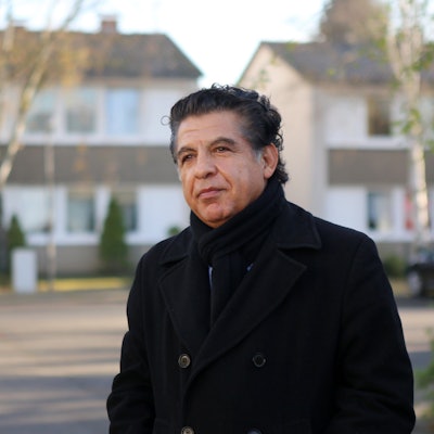 Markus Reinhardt in seiner Siedlung in Roggendorf / Thenhoven: Er steht auf der Straße und blickt an der Kamera vorbei.