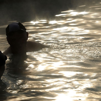 Zwei Herren plaudern bei zweistelligen Minustemperaturen im Außenbereich der Kasseler Kurhessen-Therme.