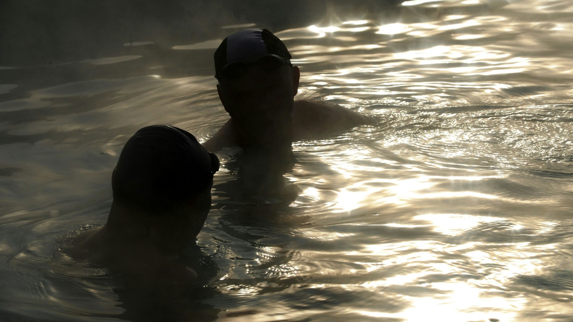 Zwei Herren plaudern bei zweistelligen Minustemperaturen im Außenbereich der Kasseler Kurhessen-Therme.
