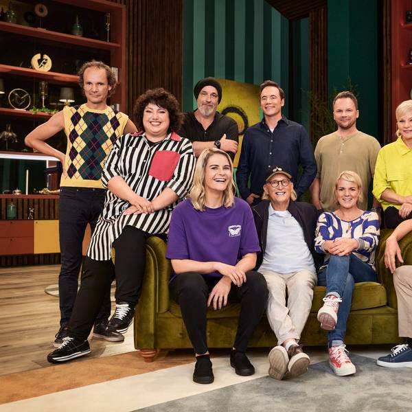 Die Teilnehmer der fünften Staffel von „LOL – Last One Laughing“ auf Amazon Prime Video. Olaf Schubert, Meltem Kaptan, Torsten Sträter, Hazel Brugger, Moderator Michael „Bully“ Herbig, Otto Waalkes, Ralf Schmitz, Mirja Boes, Ina Müller, Michael Kessler und Elyas M'Barek. (v.l.n.r)