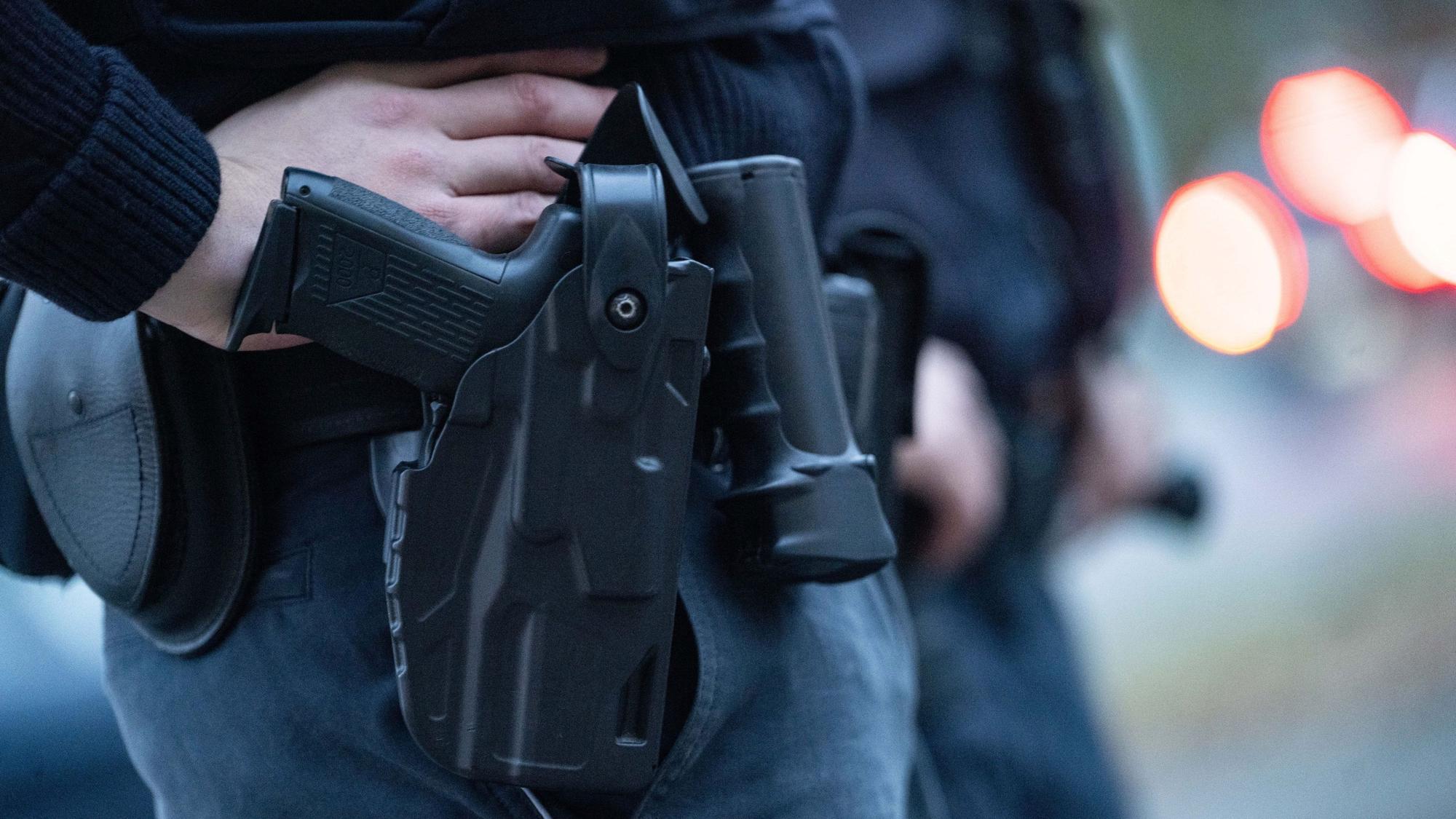 ILLUSTRATION - 30.11.2023, Baden-Württemberg, Stuttgart: Ein Polizist steht im Rahmen eines Fototermins an einer Straße (gestellte Szene).