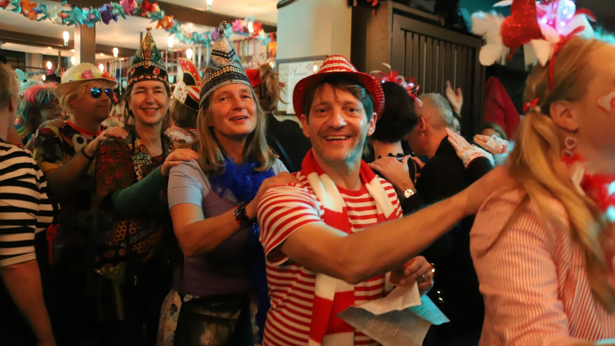 Polonaise zu Zum Lied von Ludwig Sebus und Fründe gab es eine Polonaise durch das Hennefer Wirtshaus.