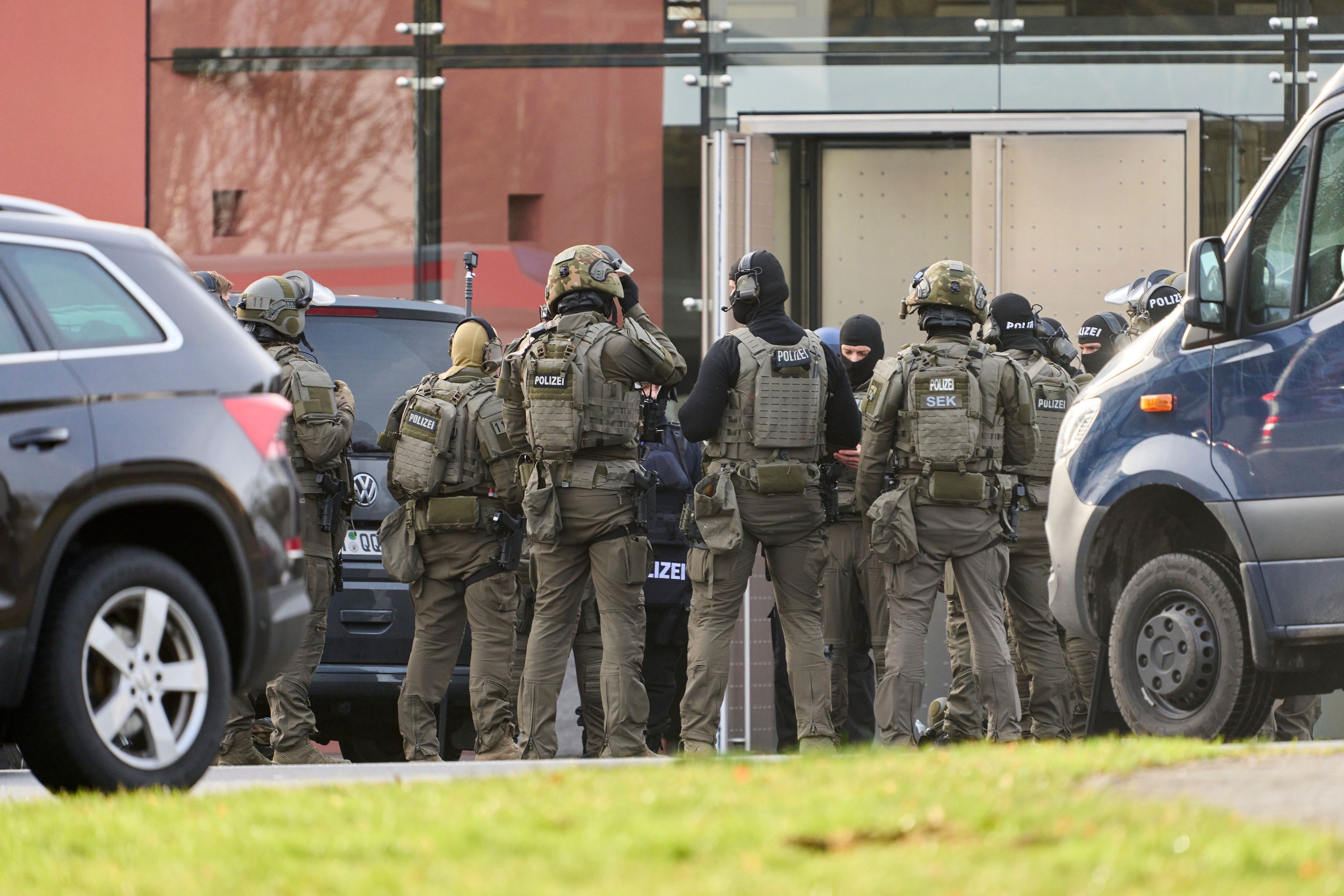 Montabaur: Das SEK bespricht sich am Donnerstag (25. Januar) bei der Vorbereitung zum Zugriff. Bei einer Gewalttat in einem Wohngebiet in Montabaur sind drei Menschen getötet worden, darunter ein Kind.