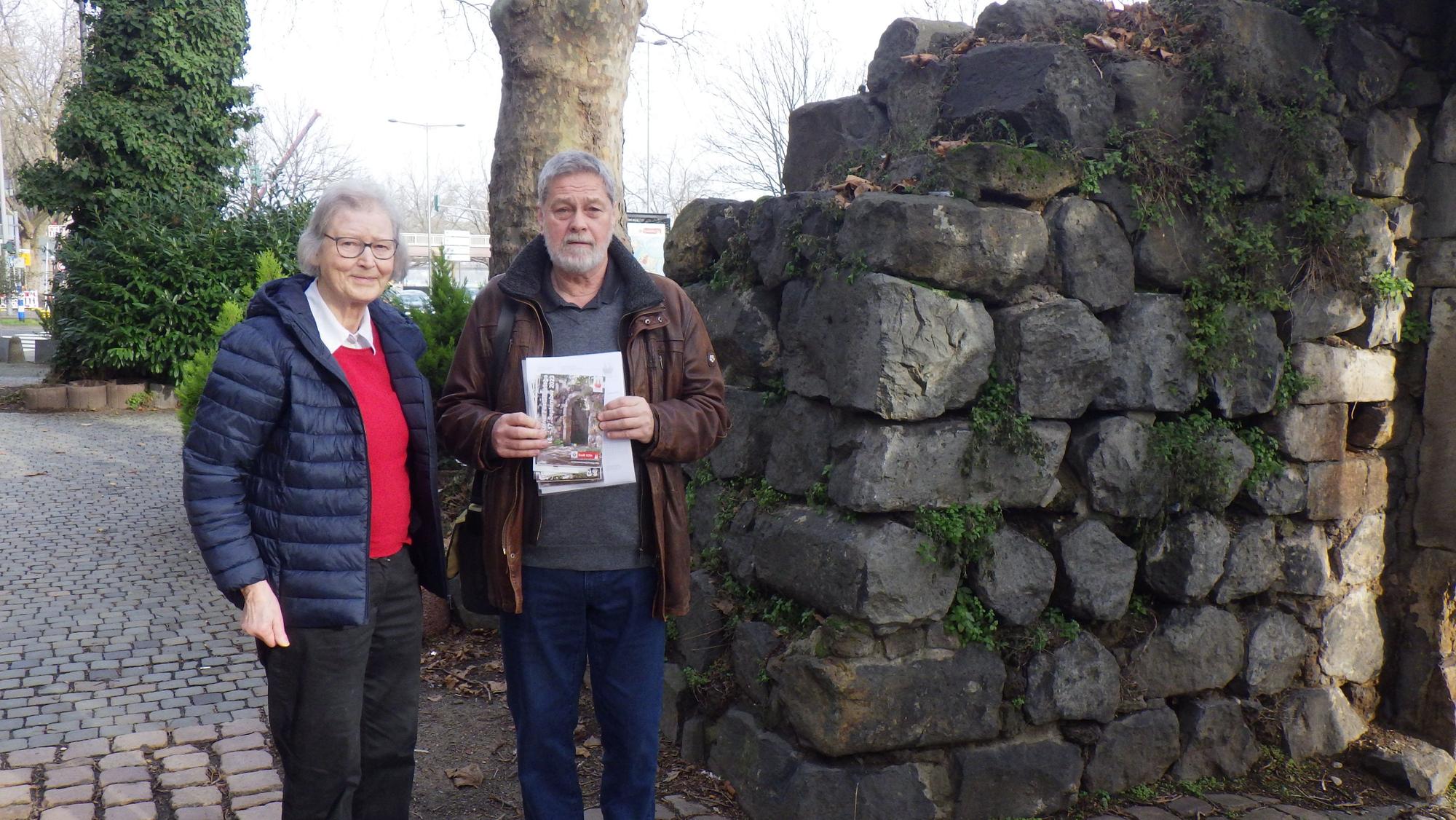 An der alten Zollpforte in der Kölner Innenstadt informieren Henriette Meynen und Detlef Reich vom Verein „Fortis Colonia“ über die Bedeutung des historischen Bauwerks.