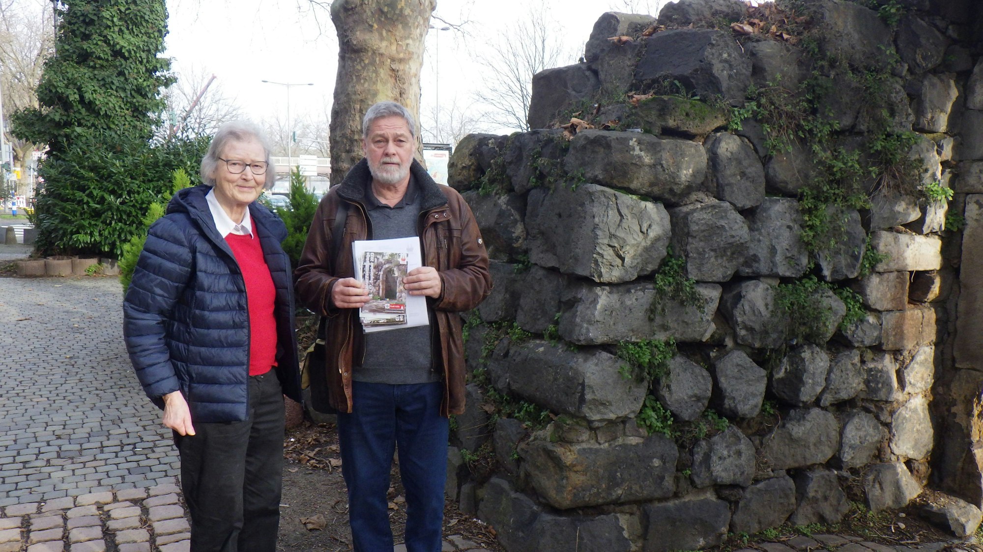 An der alten Zollpforte in der Kölner Innenstadt informieren Henriette Meynen und Detlef Reich vom Verein „Fortis Colonia“ über die Bedeutung des historischen Bauwerks.
