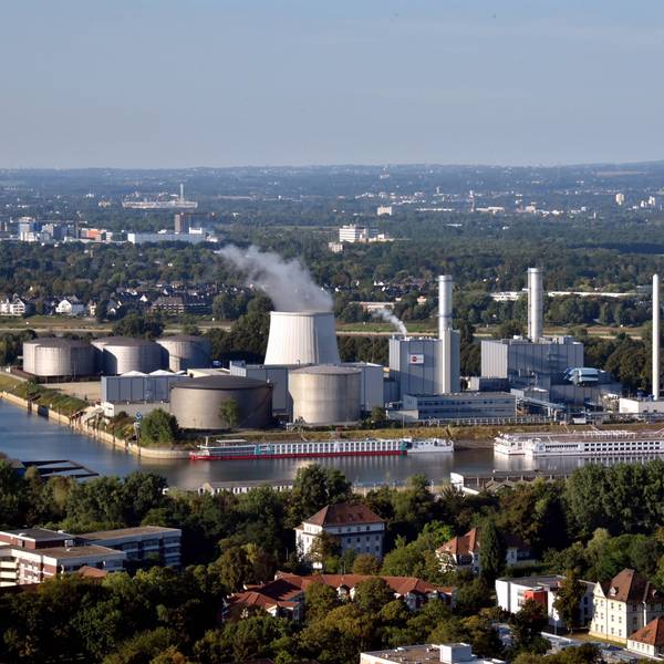 Das Kraftwerk Niehl 3 ein Gas und Dampfturbinen-Heizkraftwerk in Köln-Niehl liefert Strom und Fernwärme