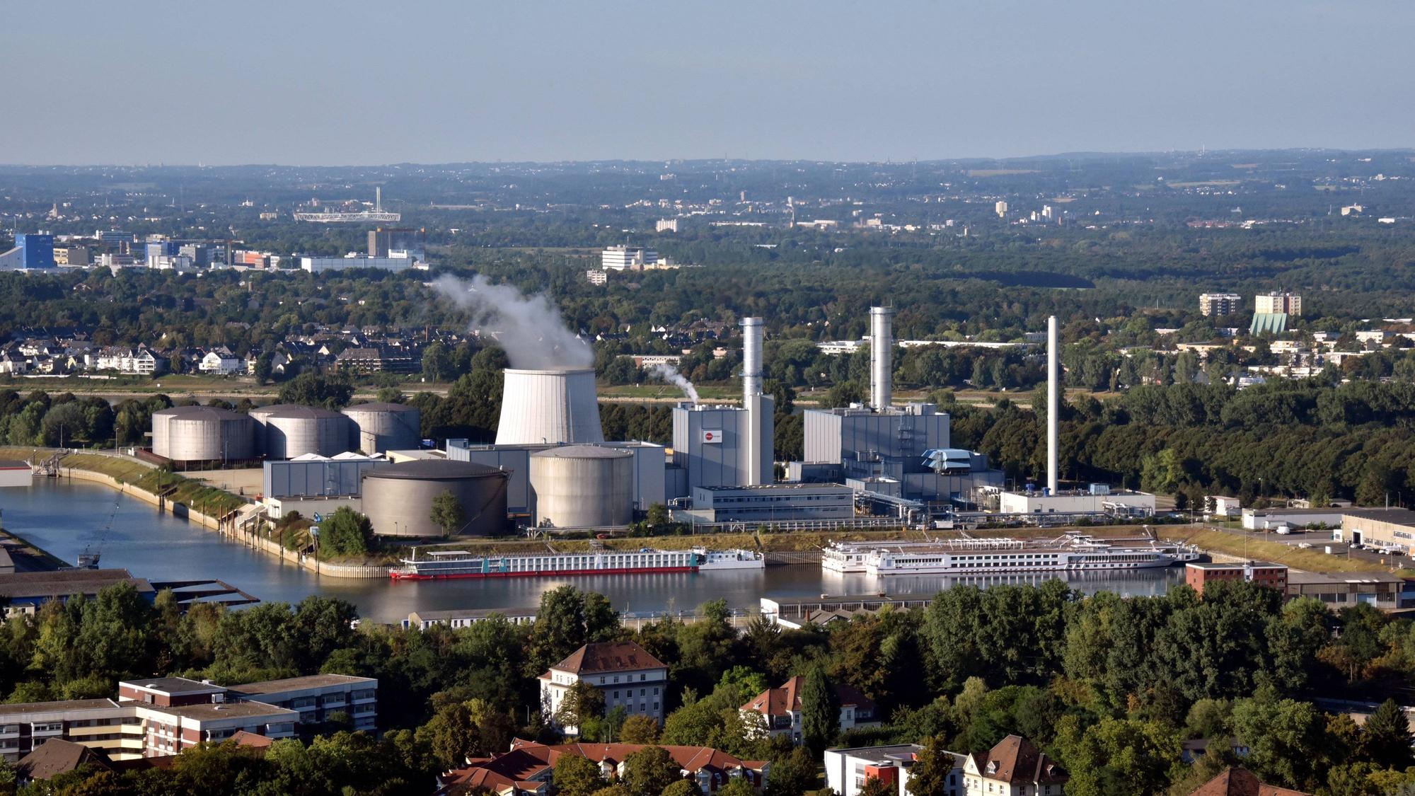 Das Kraftwerk Niehl 3 ein Gas und Dampfturbinen-Heizkraftwerk in Köln-Niehl liefert Strom und Fernwärme
