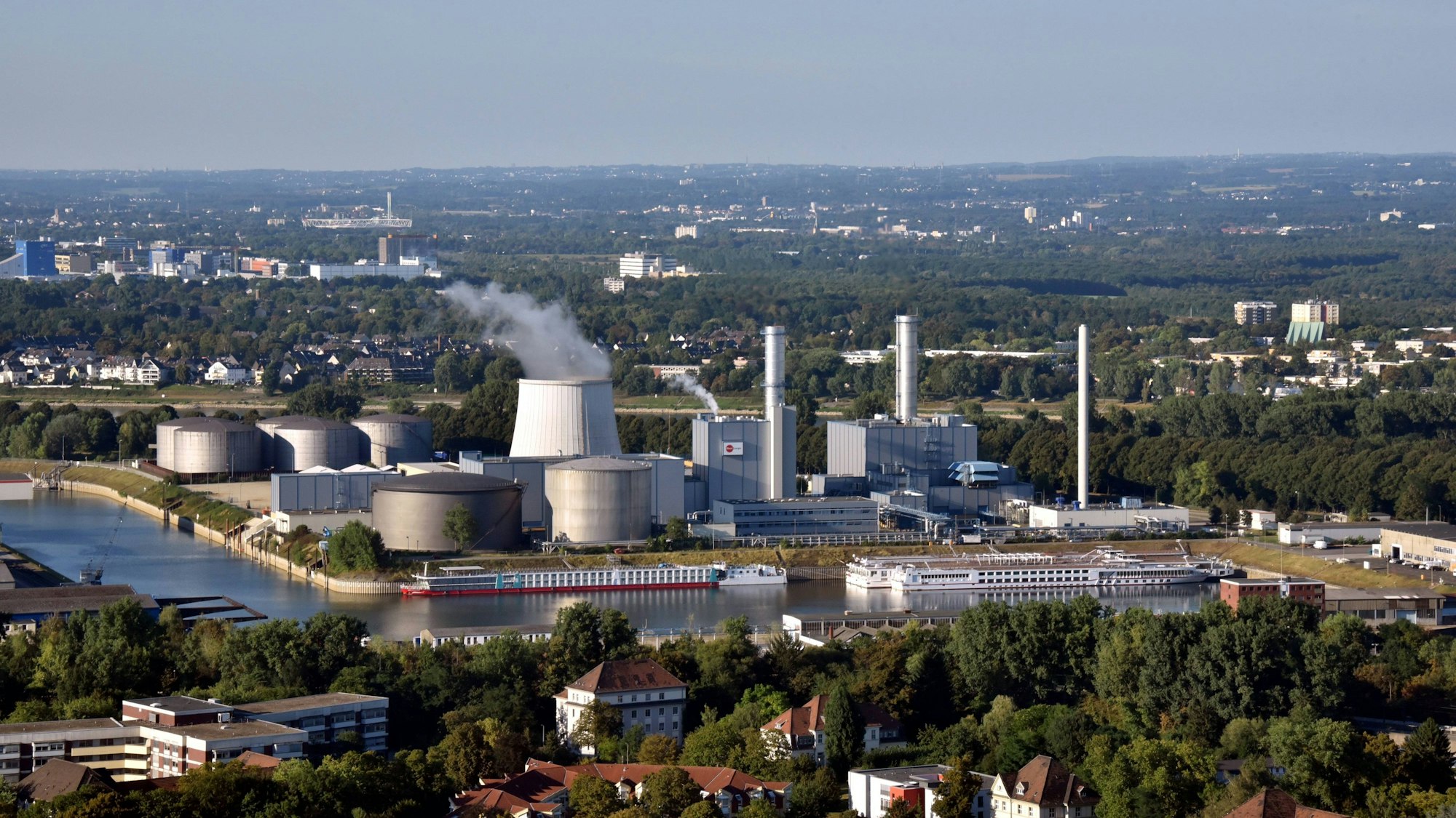 Das Kraftwerk Niehl 3 ein Gas und Dampfturbinen-Heizkraftwerk in Köln-Niehl liefert Strom und Fernwärme