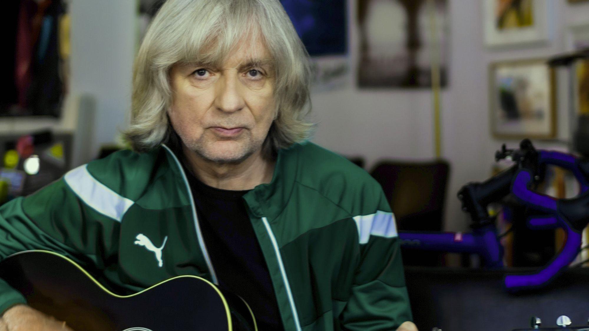Porträt mit eigener Gitarre