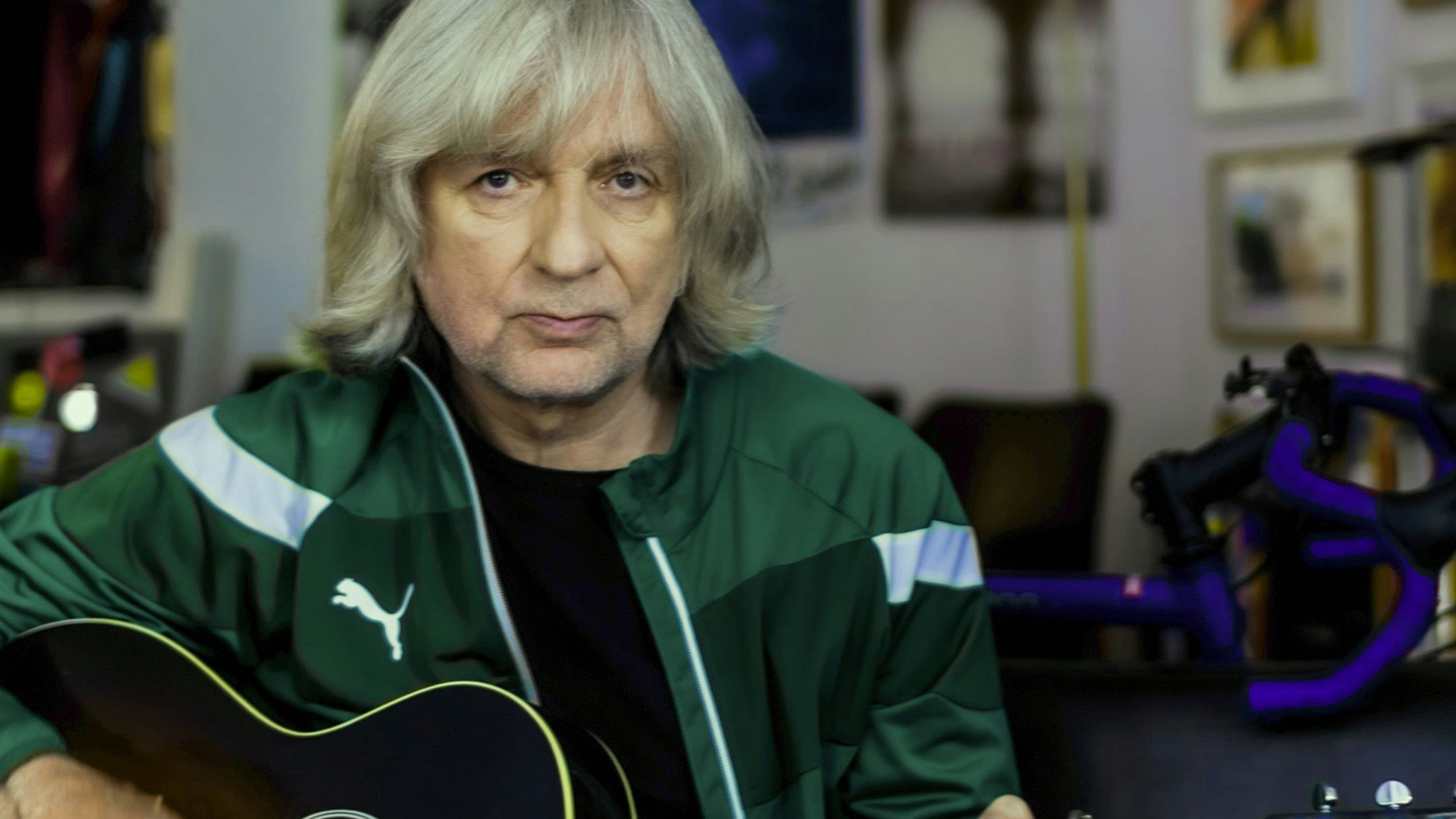 Porträt mit eigener Gitarre