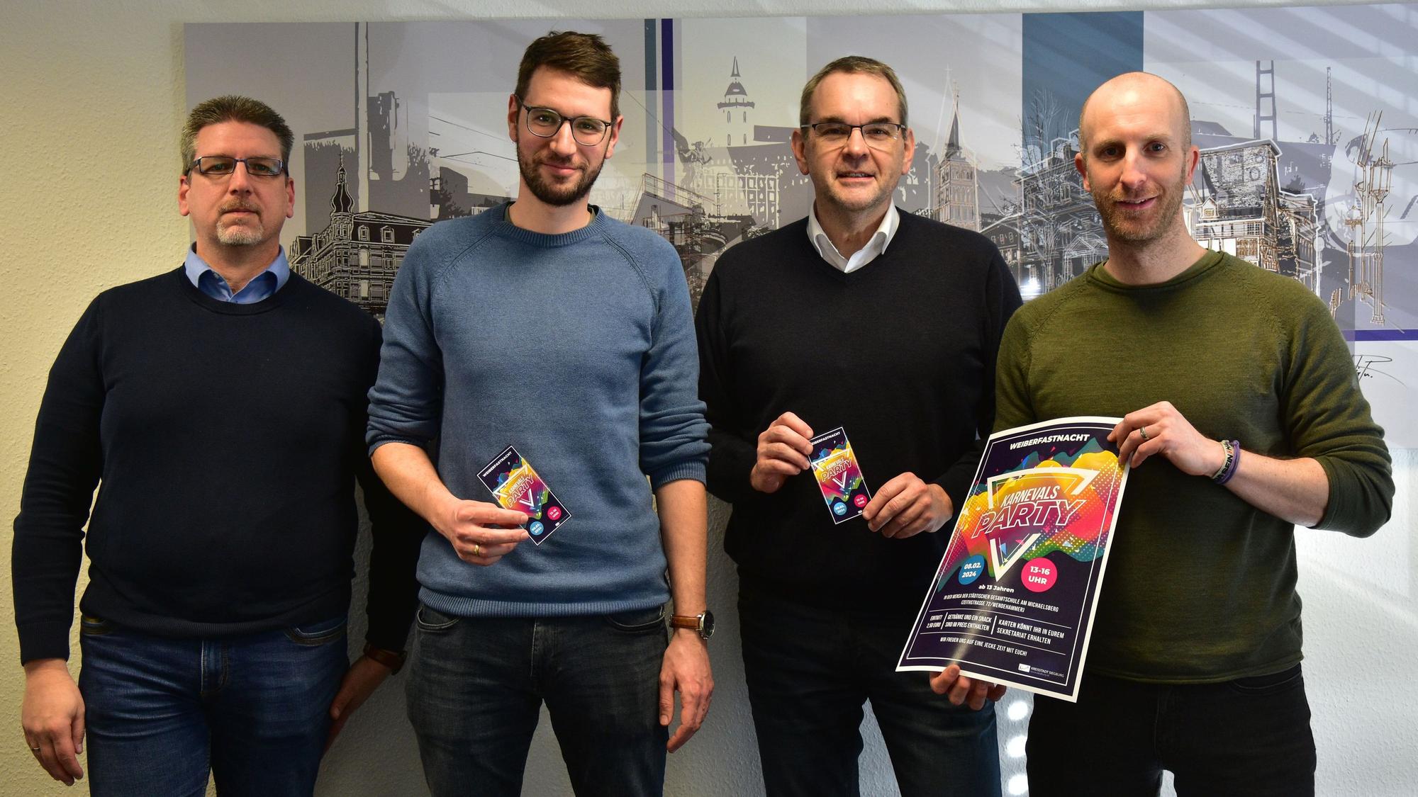 Keine Weiberfastnachtsparty mehr auf dem Siegburger Markt, stattdessen in der Gesamtschul-Mensa: Thomas Dammig (links), Max Becker, Stefan Rosemann und Matthias Bamberger haben das neue Konzept vorgestellt.
