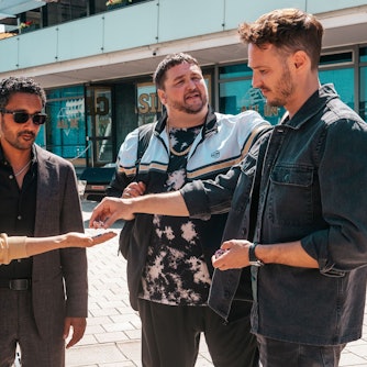 ARD/SR TATORT: DER FLUCH DES GELDES, am Sonntag (28.01.24) um 20:15 Uhr im ERSTEN.
Leo hat eine Wette verloren: (v.l.n.r.) Betty Henschel (Susanne Bormann), Taleb Hamsa (Omar El-Saeidi), Dino Callas (Daniel Zillmann), Hauptkommissar Leo Hölzer (Vladimir Burlakov)