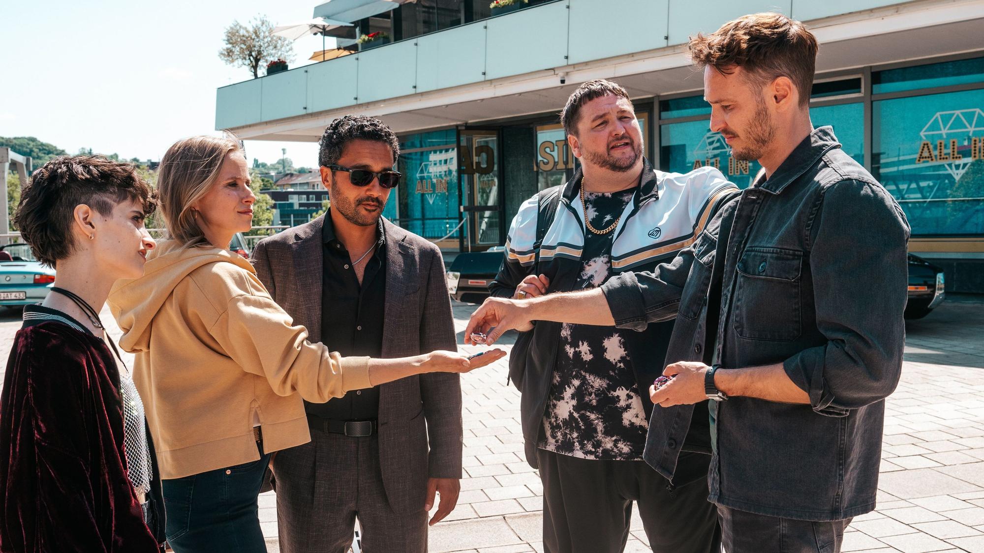 ARD/SR TATORT: DER FLUCH DES GELDES, am Sonntag (28.01.24) um 20:15 Uhr im ERSTEN.
Leo hat eine Wette verloren: (v.l.n.r.) Betty Henschel (Susanne Bormann), Taleb Hamsa (Omar El-Saeidi), Dino Callas (Daniel Zillmann), Hauptkommissar Leo Hölzer (Vladimir Burlakov)
