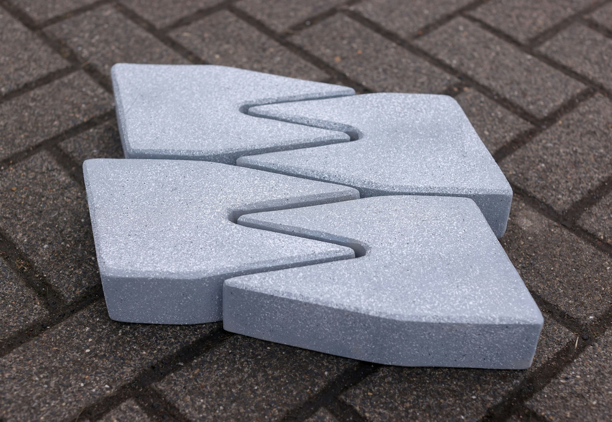 Ein Prototyp des Pflastersteinens mit dem Dom-Motiv