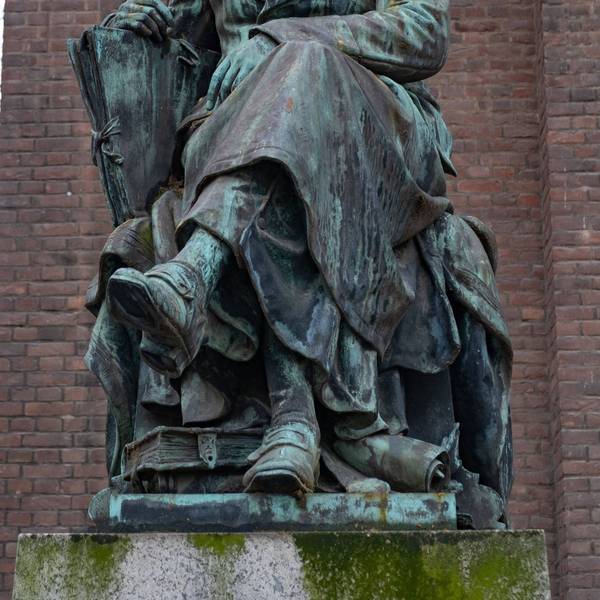 Denkmal für Ferdinand Franz Wallraf vor dem Museum für Angewandte Kunst in Köln.