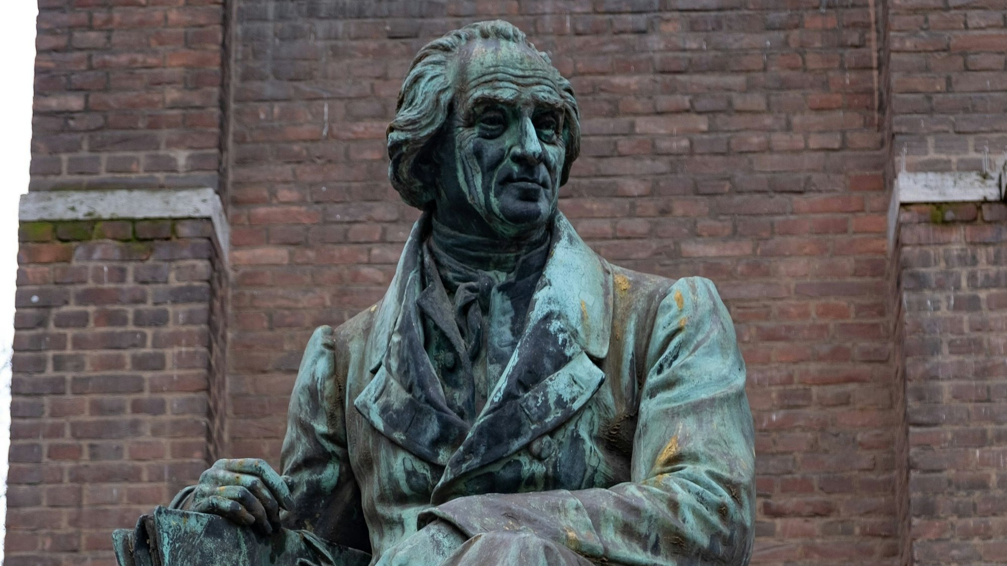 Denkmal für Ferdinand Franz Wallraf vor dem Museum für Angewandte Kunst in Köln.