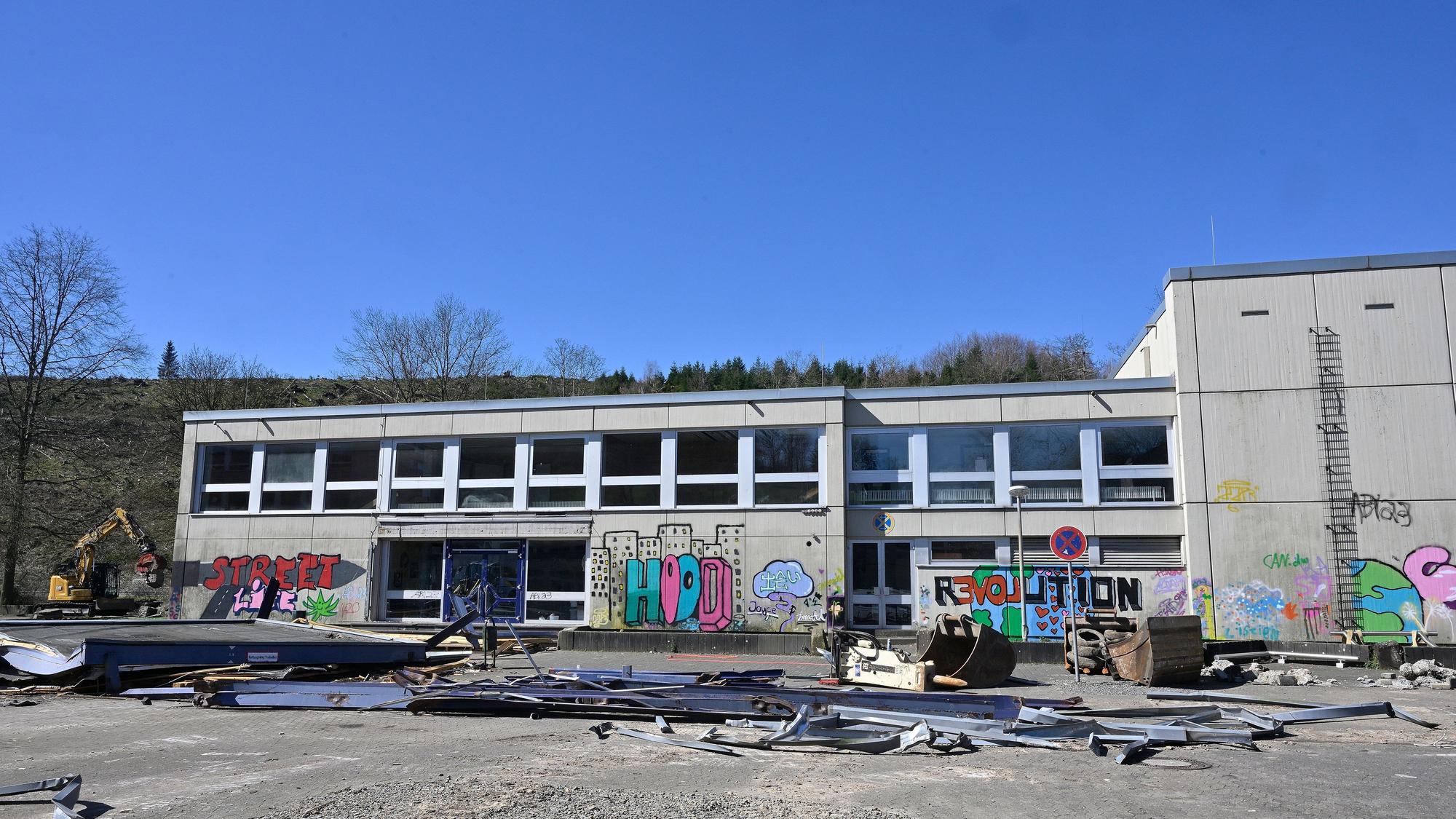 Vor der Gesamtschule Kürten liegt Bauschrott.