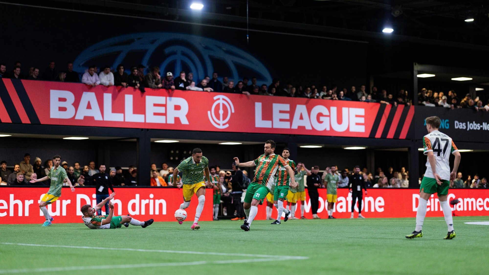 Die Teams von Gönrgy Allstars und Hardstuck Royal im ersten Spiel der „Baller League“ in der Motorworld.