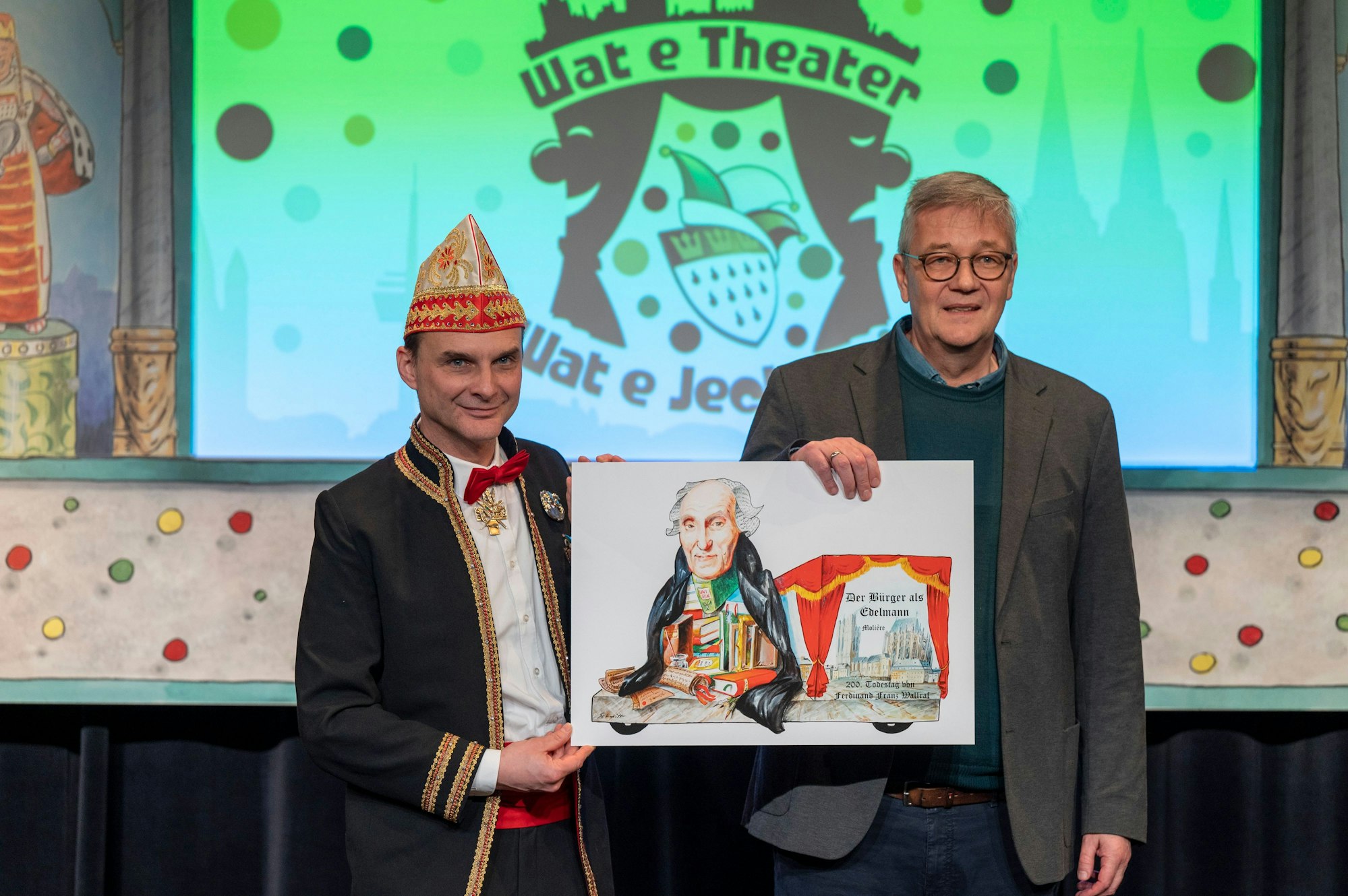 Holger Kirsch und Hubertus Neuhausen, Direktor der Universitäts- und Stadtbibliothek, präsentieren der Wallraf-Wagen.