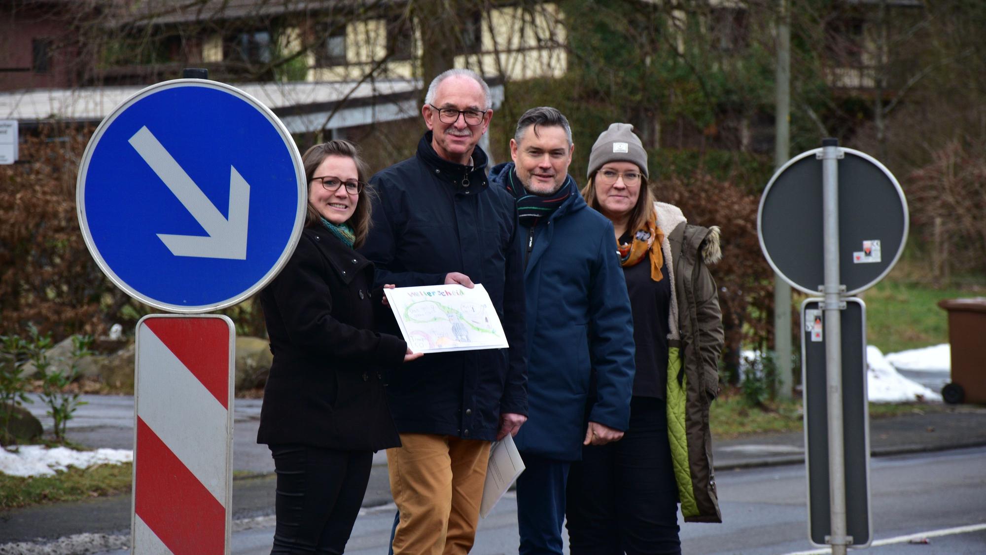 Gefährliche Ortsdurchfahrt in Much-Wellerscheid: Anja Bauer (links) hat gesammelte Unterschriften aus dem Dorf für eine Verkehrsberuhigung gesammelt und an Bürgermeister Norbert Büscher übergeben. Rechts daneben: Karsten Schäfer, Erster Beigeordneter und --Name nachfragen-- von der Dorfgemeinschaft.