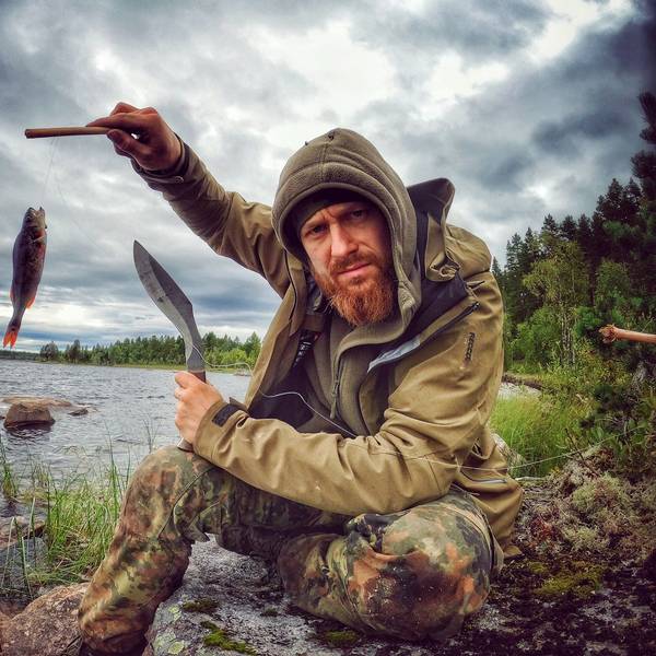 Fritz Meinecke beim Angeln. Er hält einen Fisch in die Höhe.
