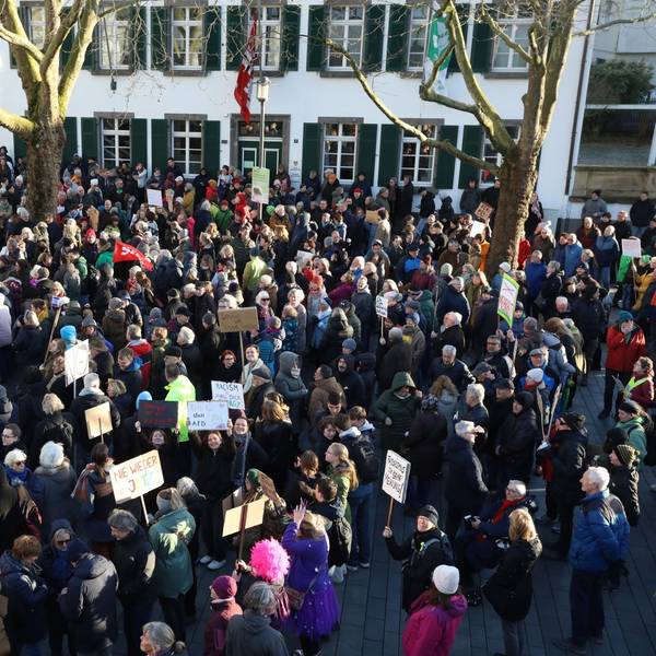 Menschen stehen dichtgedrängt auf dem Martkplatz.