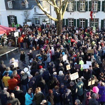 Menschen stehen dichtgedrängt auf dem Martkplatz.