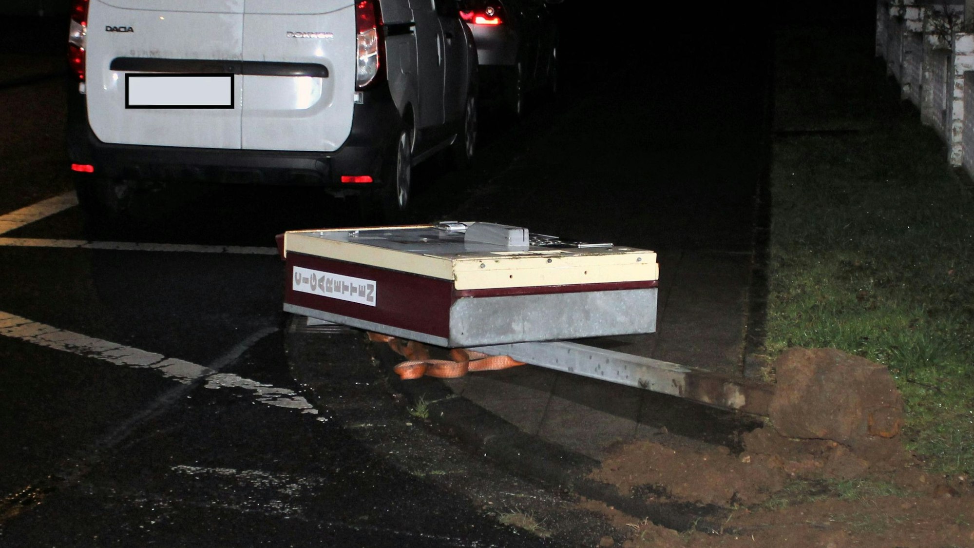 Der ausgerissene Zigarettenautomat.