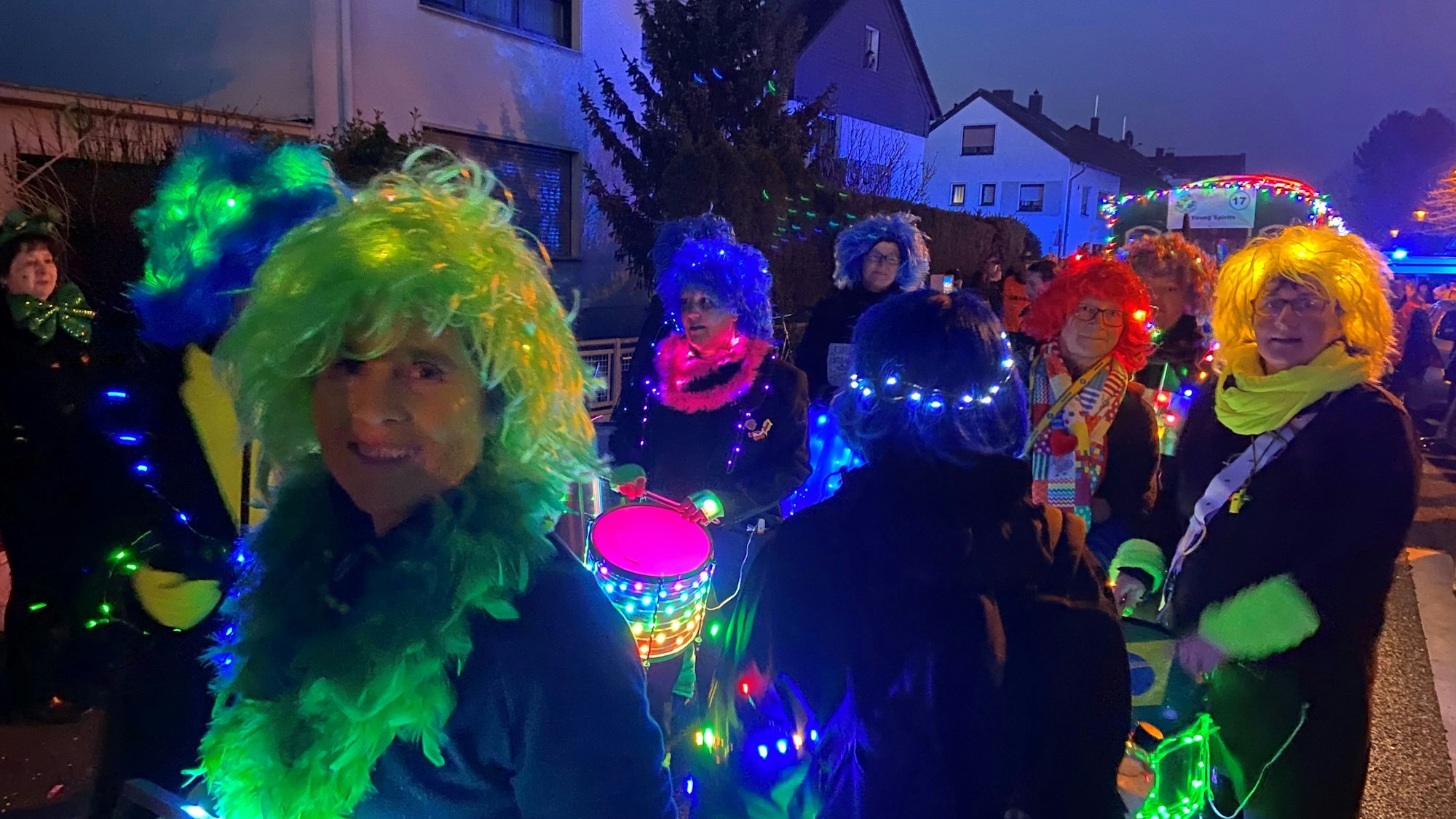 Jecke beim Zündorfer Veedelszoch.