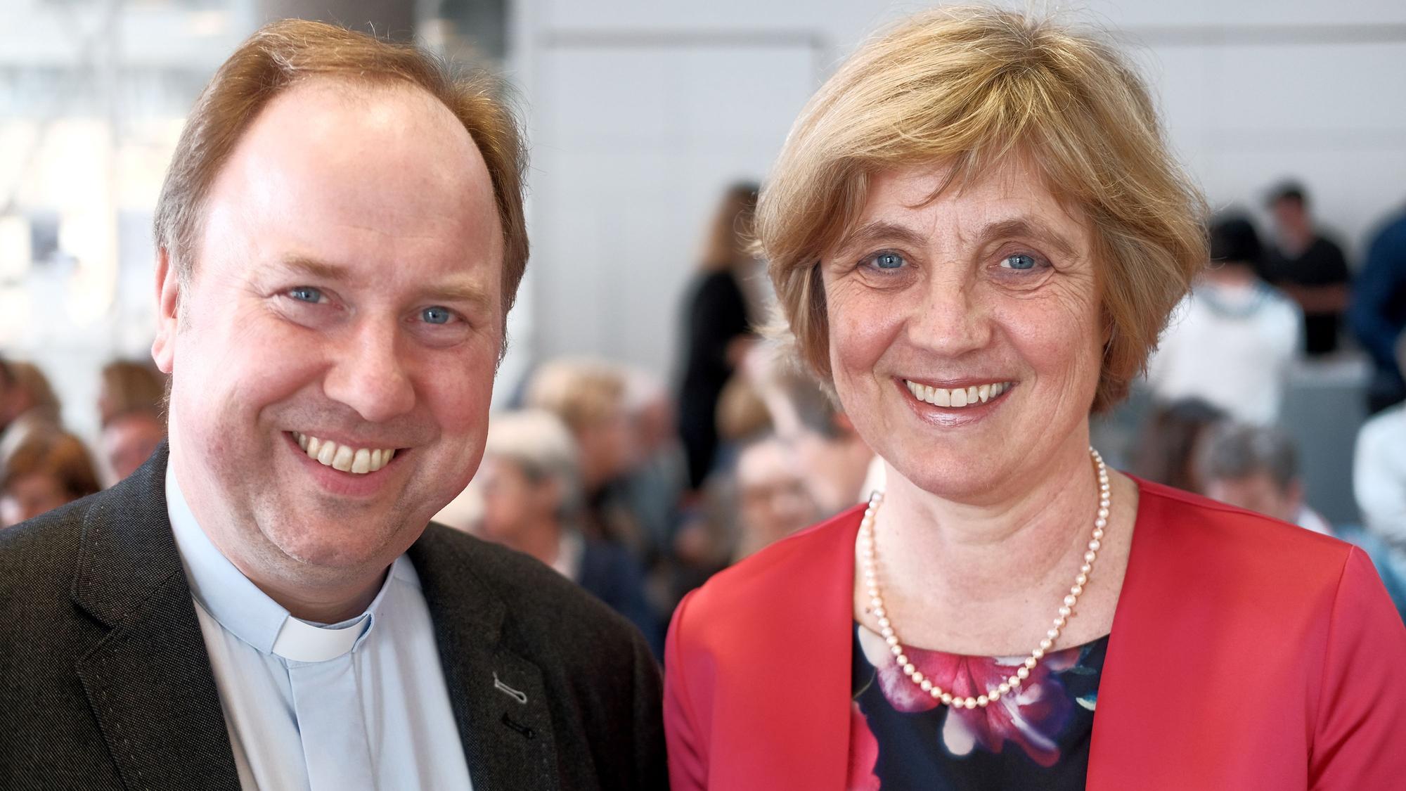 Annelie Bracke mit dem Kölner Stadtdechanten Robert Kleine bei der Feier zum 40-jährigen Bestehen der Telefonseelsorge